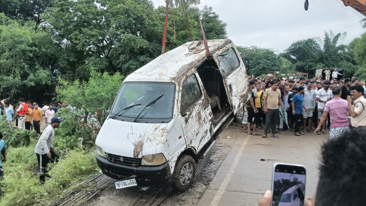 उफान मारते झिरी नाले से निकाली गई वैन.(Photo:ITG)