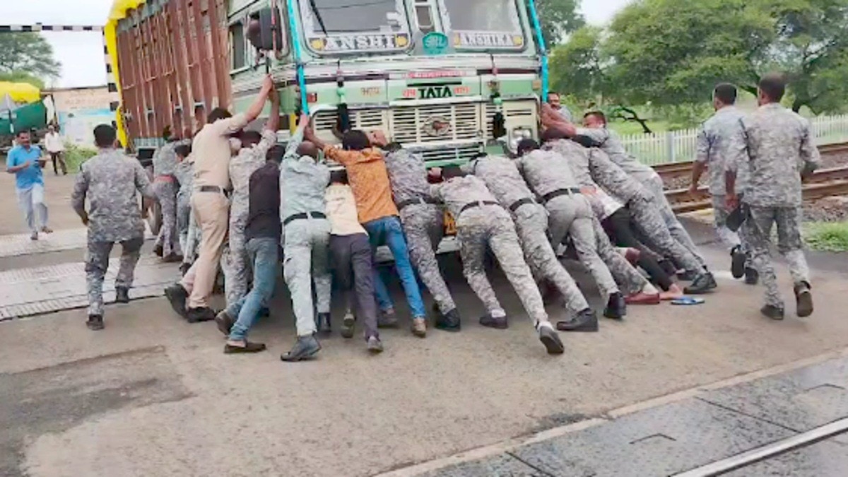 MP के सागर में रेलवे ट्रैक के बीच बंद हुआ ट्रक.(Photo:ITG)
