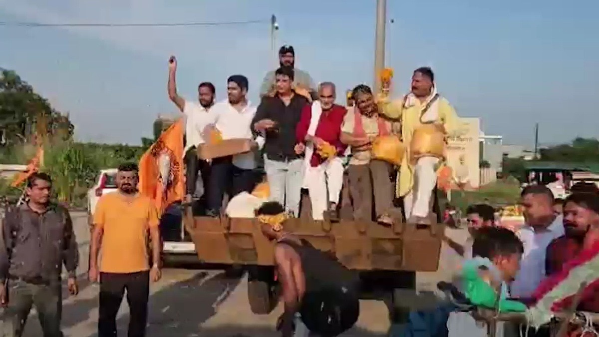 कांवड़ियों पर बुलडोजर से हुई पुष्प वर्षा. (Photo: Screengrab)