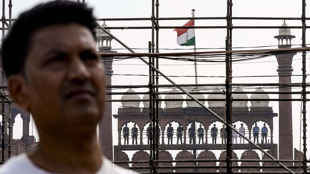 लाल किले पर खड़े डिफेंस फोर्सेस के जवान. स्वतंत्रता दिवस समारोह की तैयारियां चल रही हैं. (Photo: PTI)
