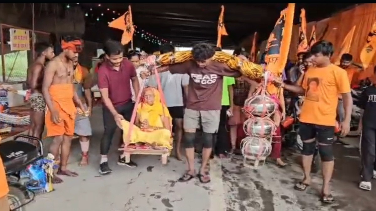 grandmother on shoulders kanwar yatra ghaziabad haridwar