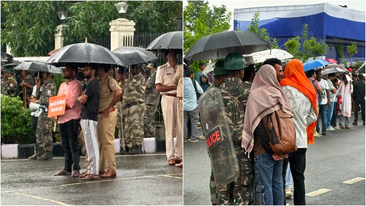 बारिश से बचने एक ही छाते की नीचे आए प्रोटेस्टर और पुलिस (Photo - ITG)