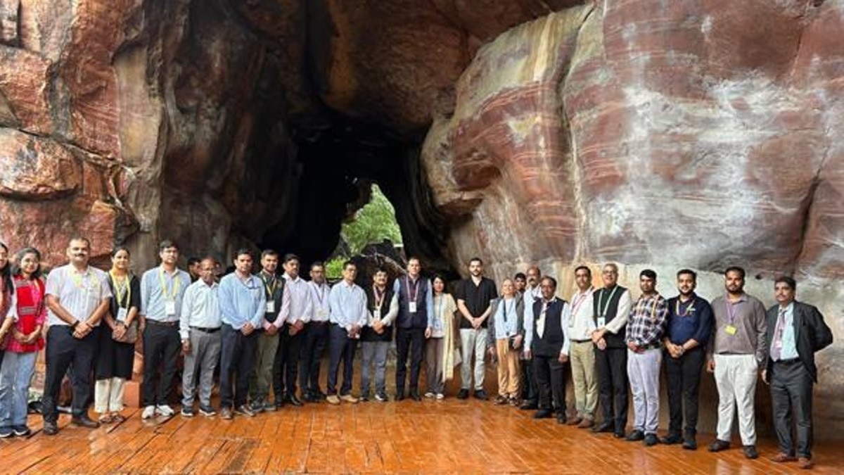 यूनेस्को धरोहर भीमबेटका में विदेशी डेलीगेट्स ने जाना मानव सभ्यता का इतिहास.(Photo:ITG)