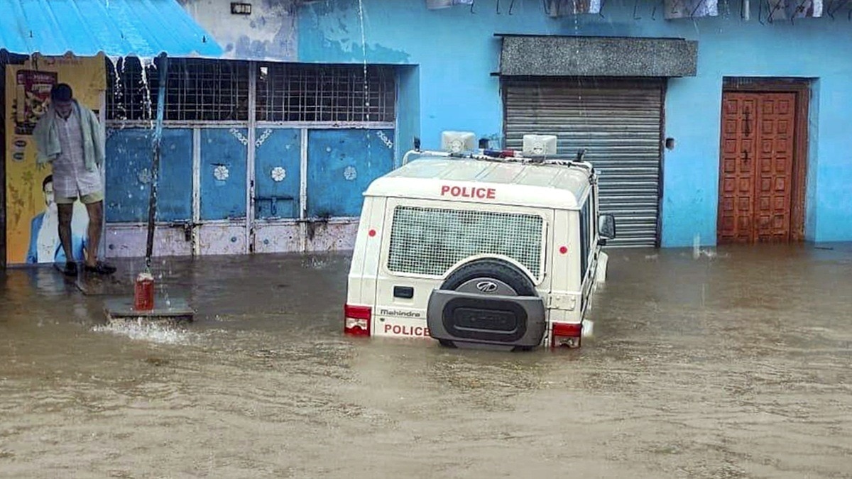 राजगढ़ जिले में भारी बारिश के बाद बाढ़ जैसे हालात बन गए.(Photo:PTI)
