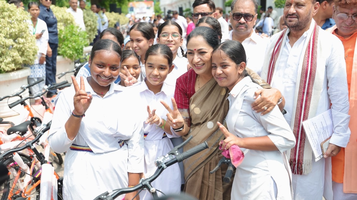 रेखा गुप्ता ने छात्राओं को बांटी साइकिल.  (Photo: X/@CMODelhi)