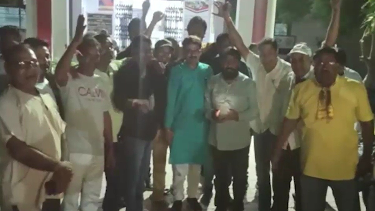 आरोपियों के खिलाफ कड़ी कार्रवाई की मांग को लेकर समर्थकों के साथ थाने का घेराव करते BJP नेता. (Photo: Screengrabs)