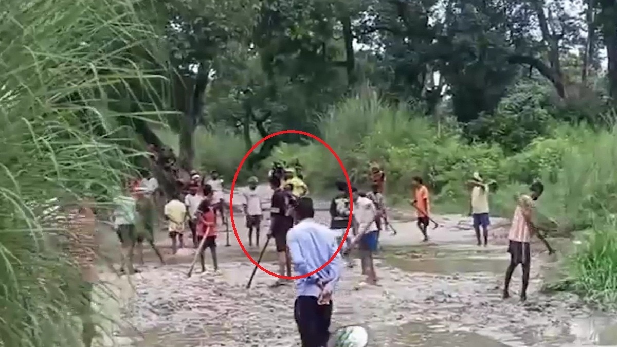 नदी में फंसे ट्रैक्टर को निकालने में जुटे ग्रामीण. (Photo: Screengrabs)