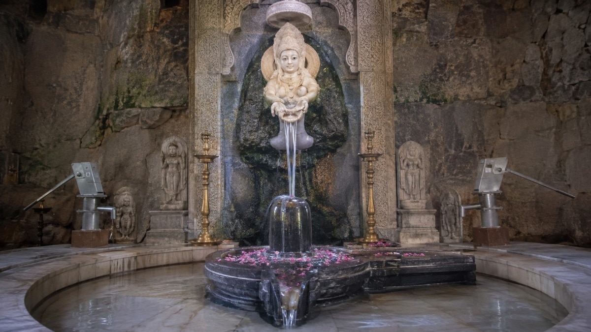 भगवान शिव का रहस्यमयी मंदिर (Photo: AI Generated)