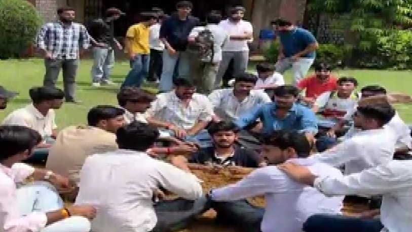 समर्थकों द्वारा नेताजी को छोड़कर भागने का वीडियो हो रहा है वायरल. (Photo: Screengrabs)