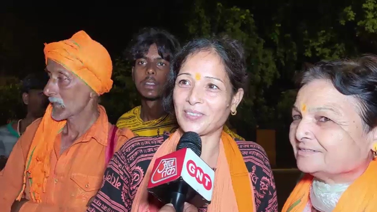 महिला कांवड़ियों के साथ-साथ चल रहे परिवार के भी लोग. (Photo: Screengrabs)