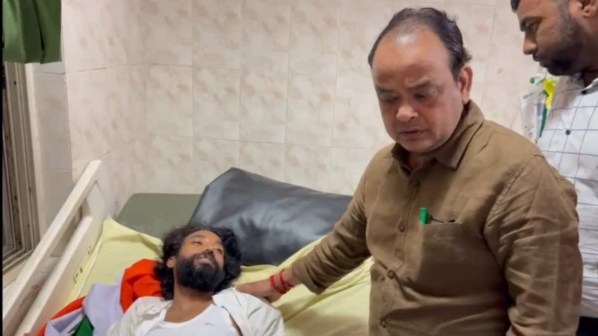 इरफान अंसारी बिना किसी प्रोटोकॉल के महतो से मिलने पहुंचे. (Photo- ITGD)