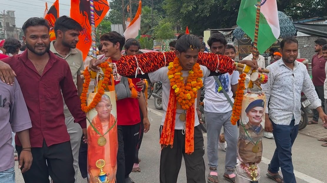 संभल में एसपी केके विश्नोई की फोटो लगी कांवड की खूब चर्चा हो रही (Photo ITG)