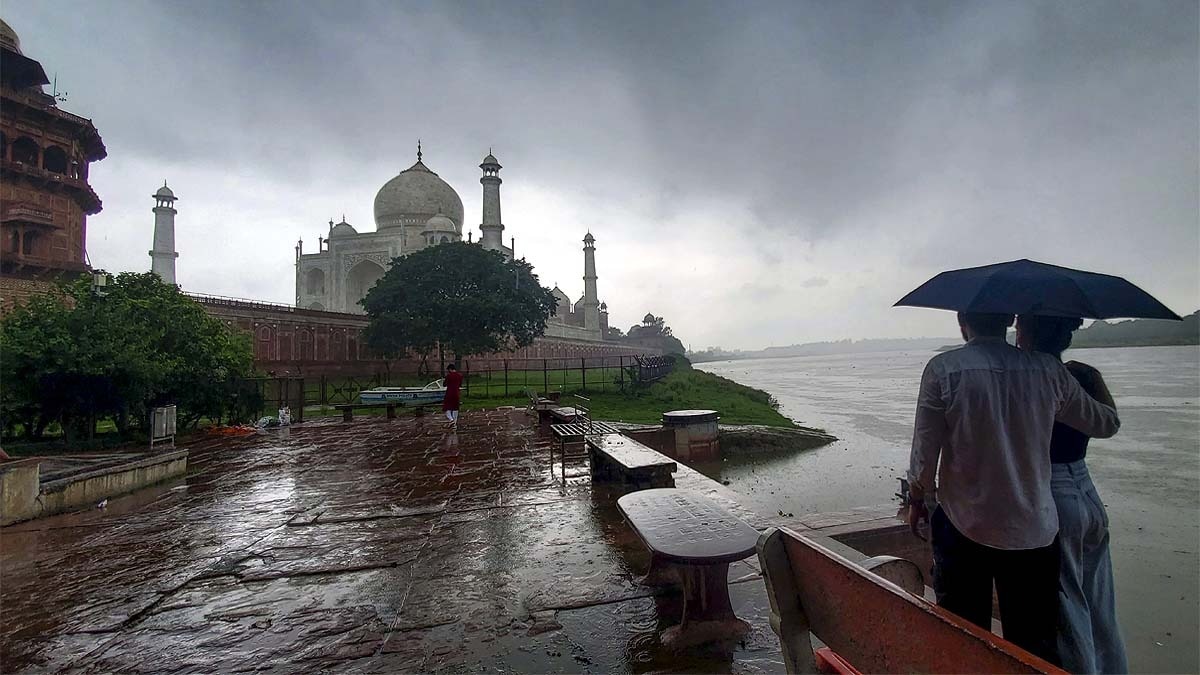 आगरा में बारिश के दौरान ताजमहल को देखते कपल. (File Photo: PTI)