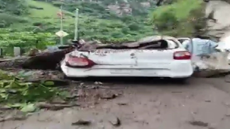 हादसे के बाद छतिग्रस्त कार. (photo: Screengrabs)