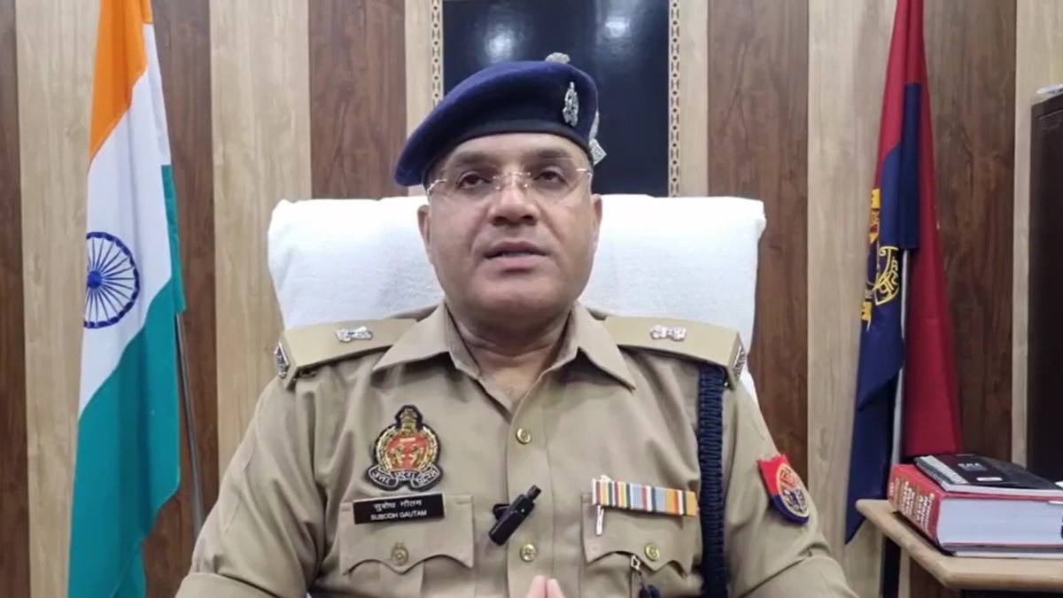 घटना के संबंध में पत्रकारों को जानकारी देते पुलिस के एक अधिकारी. (Photo: Screengrabs)