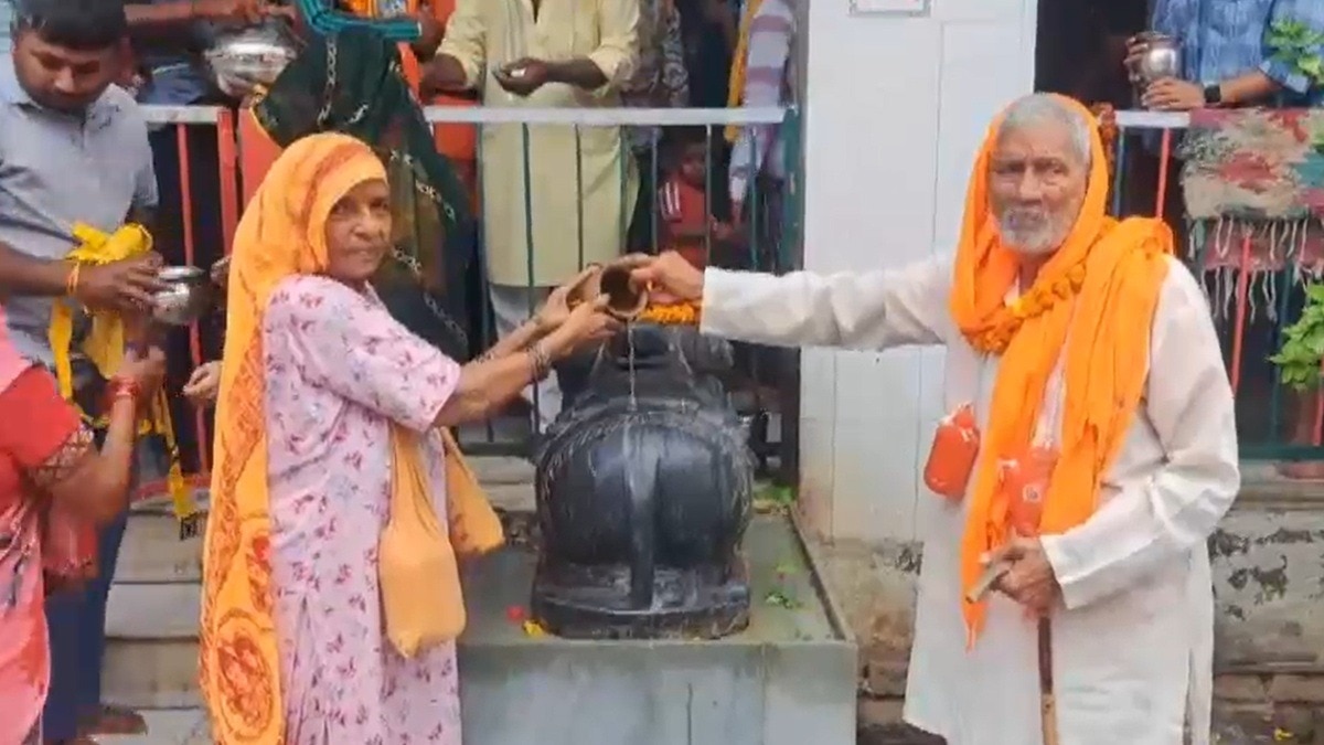 85-Year-Old Kanwariya Walks 250 Km for Lord Shiva 