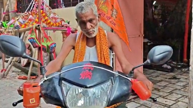 ऑक्सीजन सपोर्ट के बीच कांवड़ यात्रा पर निकले बुजुर्ग (Photo- Screengrab)