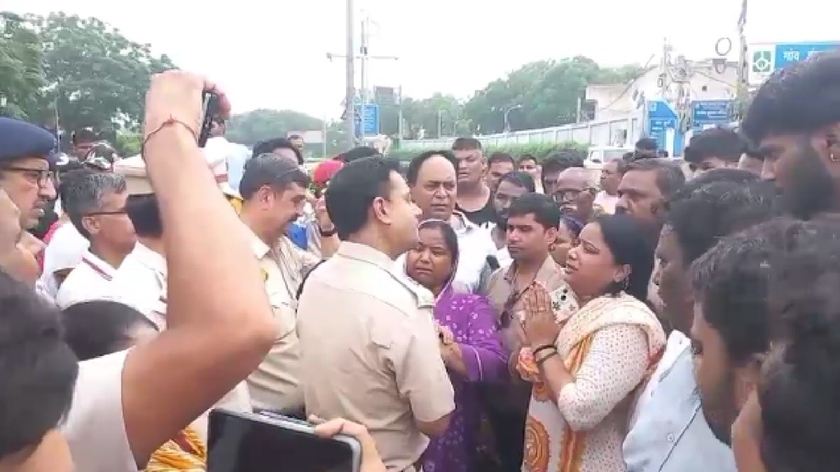 पुलिस ने बड़ी मुश्किल से लोगों को समझाकर जाम खुलवाया (फोटो-ITG)