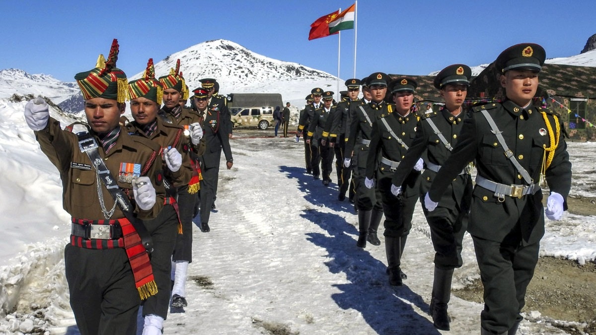 अरुणाचल प्रदेश के बुमला पास पर भारत और चीन के सैनिक. (File Photo: PTI)