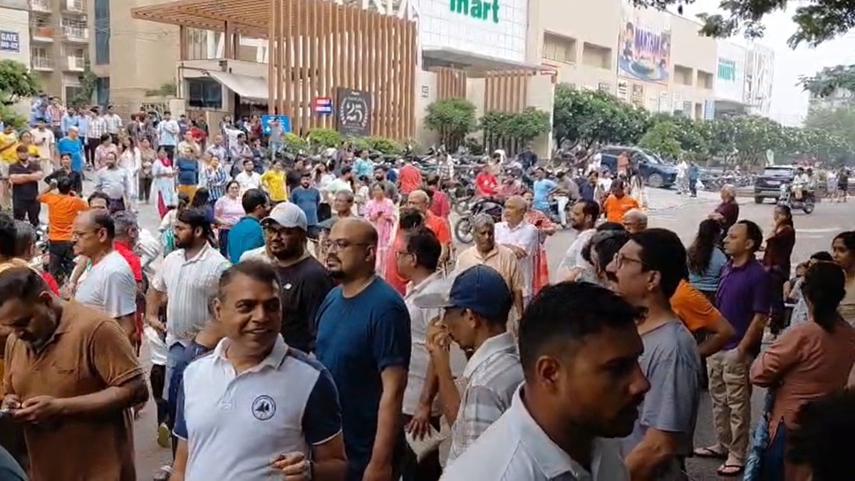 महागुन सोसाइटी में हुआ विरोध प्रदर्शन (फोटो- ITG)