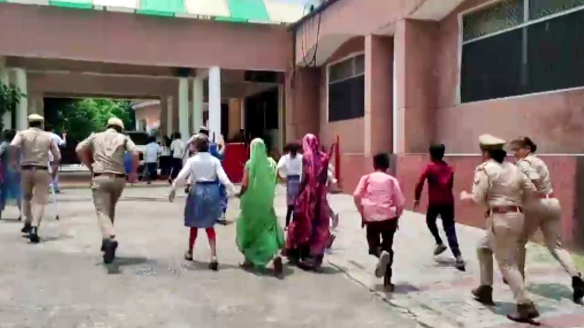 हमीरपुर में सड़क के लिए बच्चों का अनोखा प्रदर्शन.(Photo:ITG)