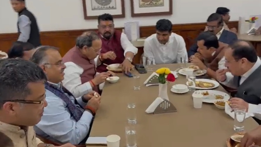 संसद में बीजेपी सांसद तरुण चुघ ने पारंपरिक छोले-कुलचे-लस्सी की दावत का आयोजन किया