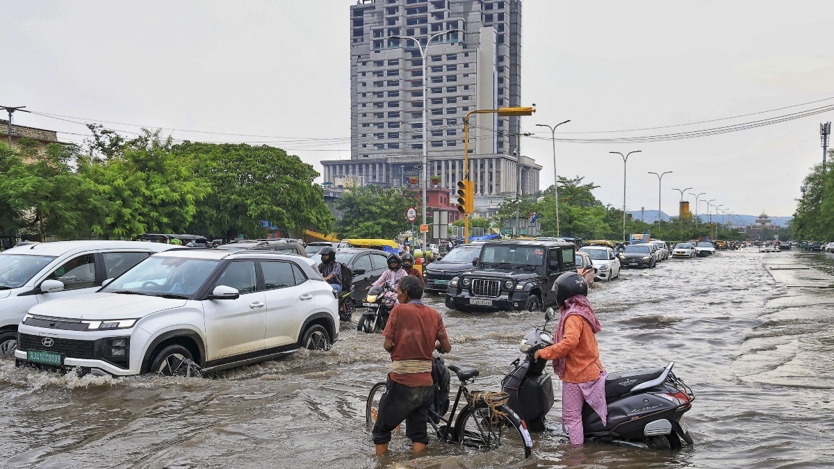 जयपुर में JLN मार्ग पर भारी बारिश के बाद पानी से भरी सड़क.(Photo:PTI)