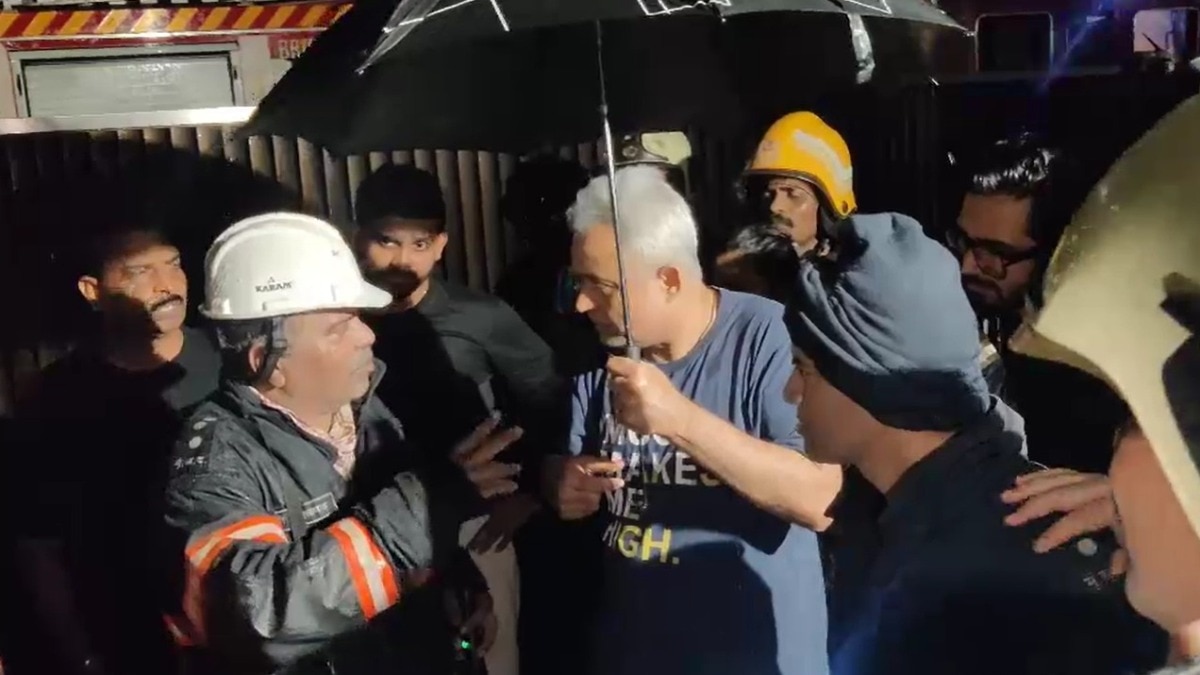 मुंबई के विलेपार्ले में एक बिल्डिंग में लगी भीषण आग. (photo: ITG)