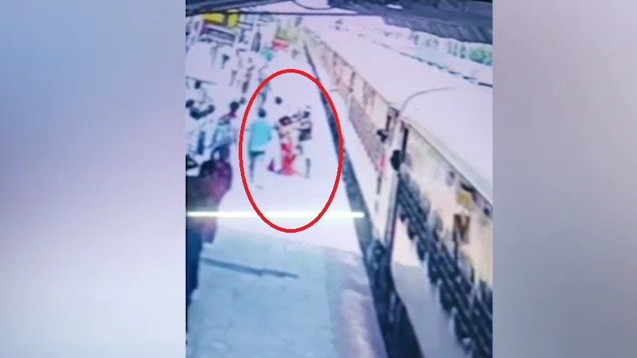 आरपीएफ जवान के तत्परता की सभी कर रहे हैं तारीफ. (Photo: Screengrabs)
