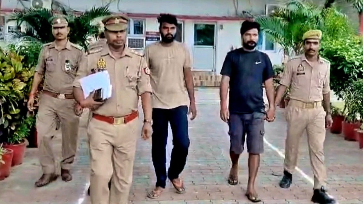 चंदौली पुलिस की गिरफ्त में साइबर अपराधी (Photo- ITG) 