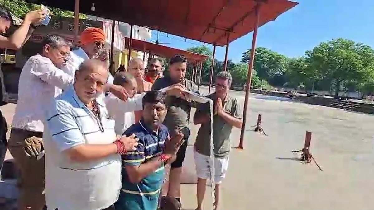 संस्था के लोगों ने मिलकर वृद्धाश्रम में रहने वाले बुजुर्ग का अस्थि विसर्जन किया (Photo ITG)