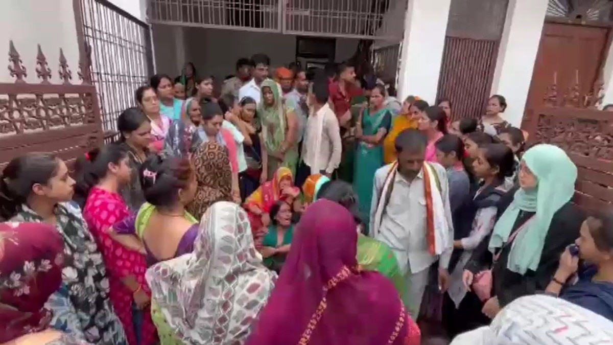 महिला टीचर की हत्या के बाद एकत्रित हुए लोग. (Photo: Screengrabs)