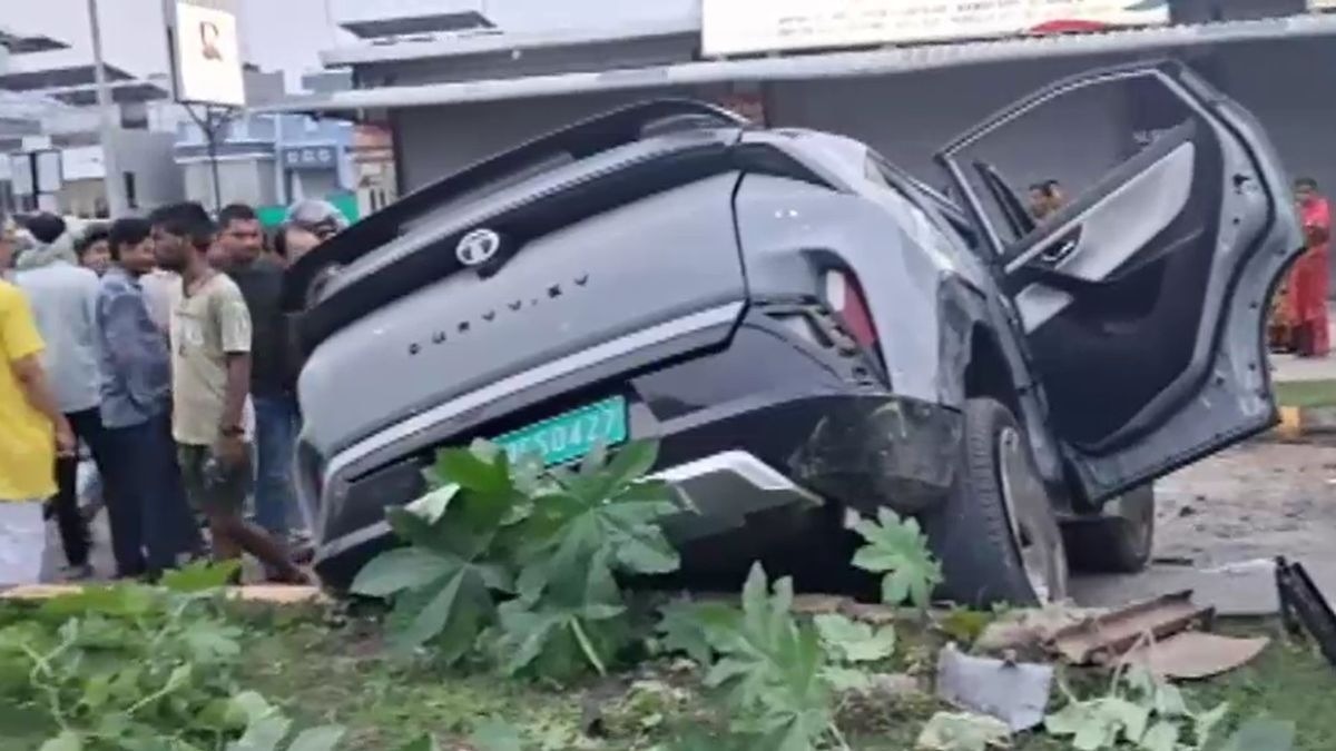 ट्रक से टकराकर चकनाचूर हो गई कार. (Photo: Screengrab)