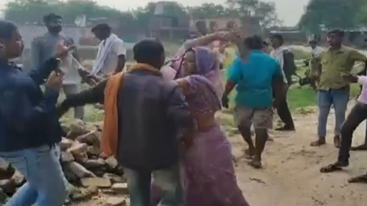 'जेल भिजवाकर नौकरी ले लूंगी...' लेखपाल पर महिलाओं ने चप्पल चला दी