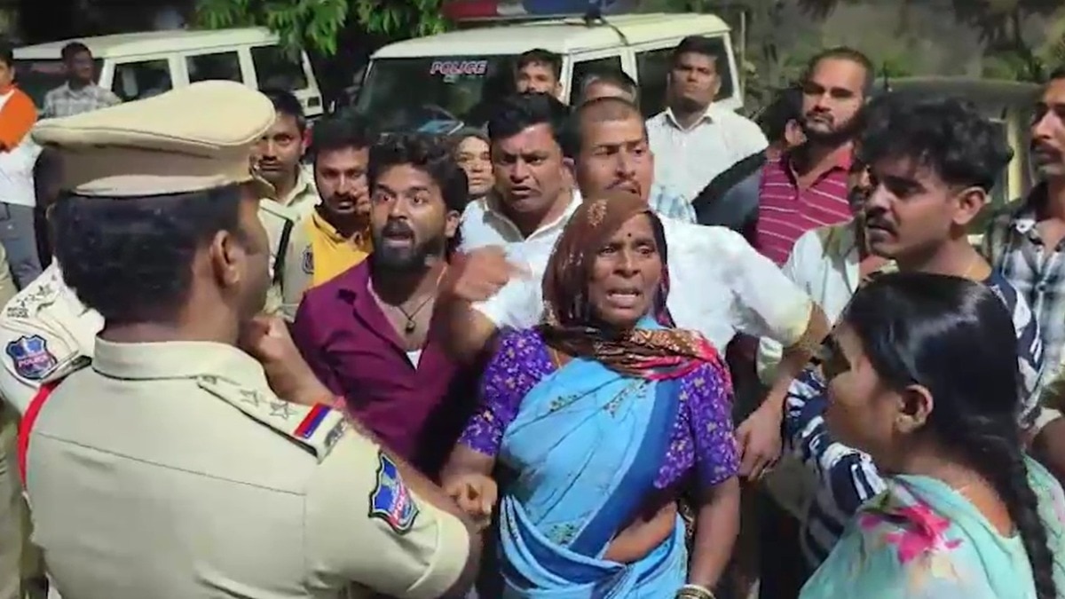 हैदराबाद में पुलिस स्टेशन के बाहर परिवार ने हंगाम किया. (Photo- Screengrab)