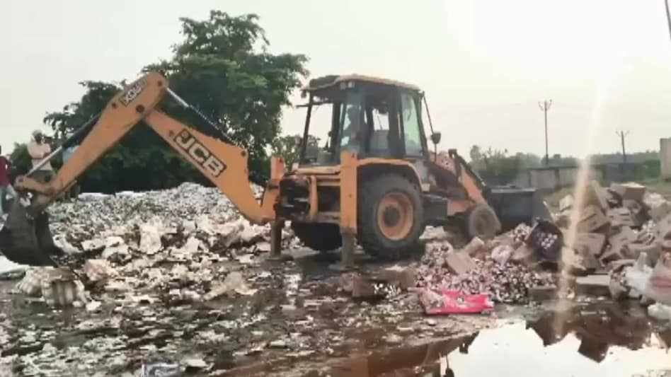 शराब पर चलवा दिया बुलडोजर. (Photo: Screengrab) शराब पर चलवा दिया बुलडोजर. (Photo: Screengrab)