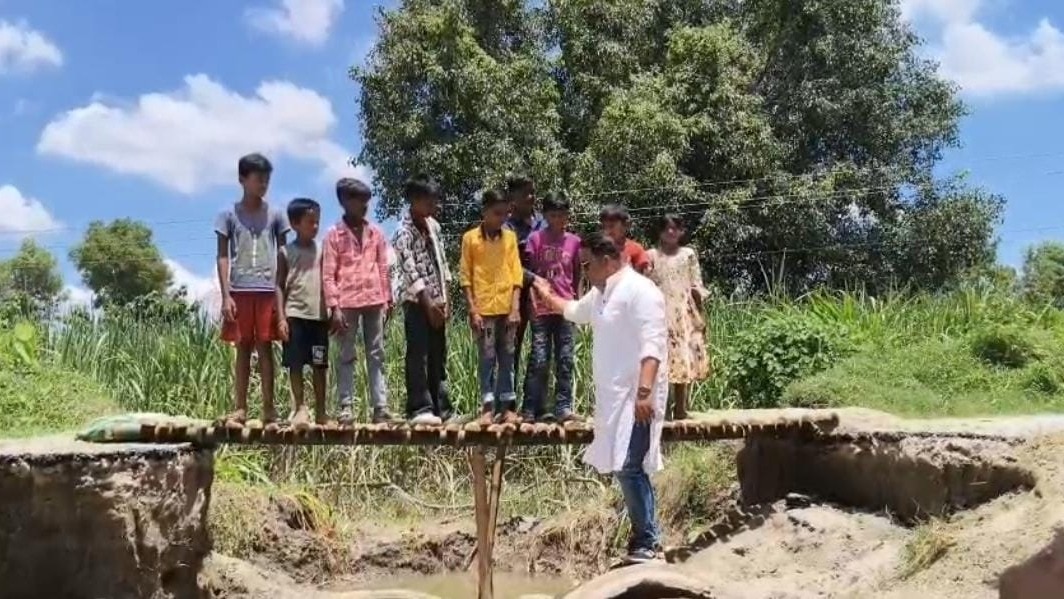 कांग्रेस नेता जय सिंह ने बच्चों को किया सम्मानित.(Photo: Abhishek Pandey/ITG)
