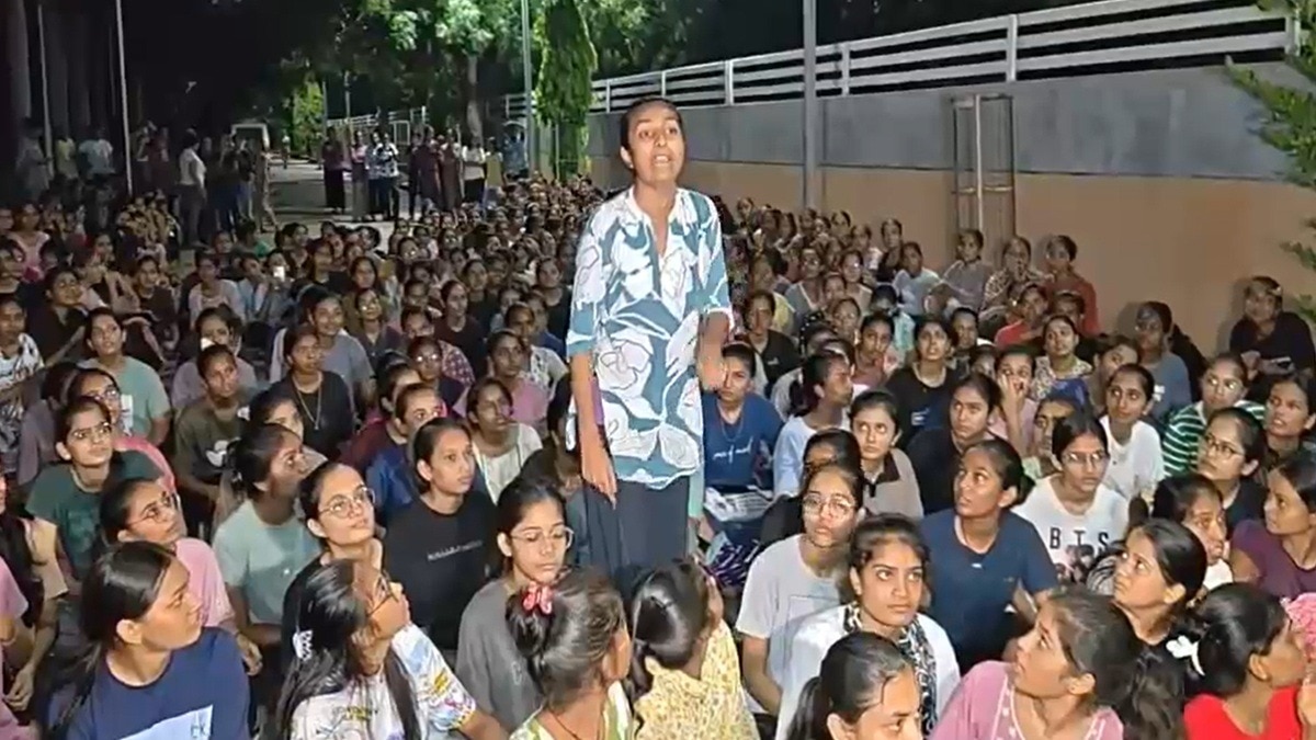 भावनगर के समरस हॉस्टल में छात्राओं ने किया हंगामा. (Photo: Screengrab) 