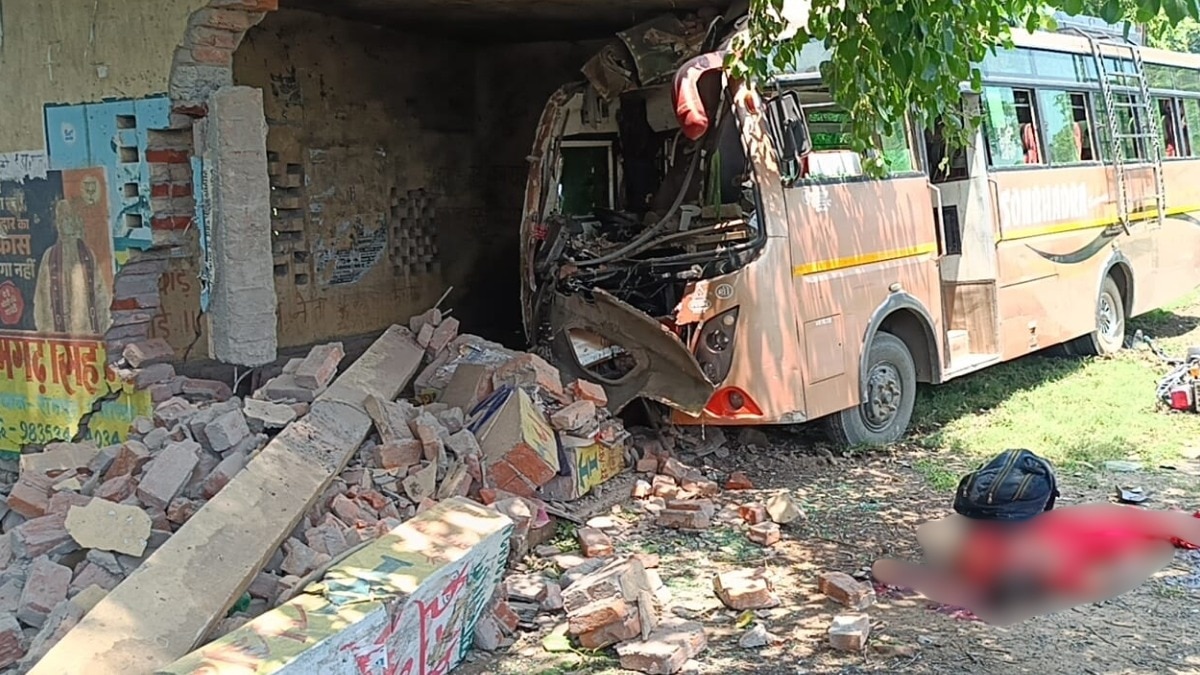यात्री शेड से भिड़ी बस.(Photo: Ranjan Kumar/ITG)