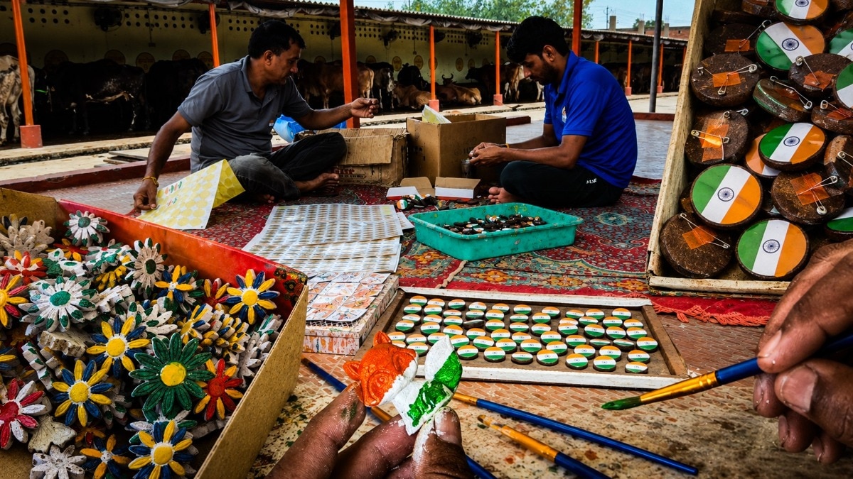 गोबर के इस्तेमाल से स्वदेशी और पर्यावरण अनुकूल उत्पादों को बढ़ावा. (Photo: ITG)