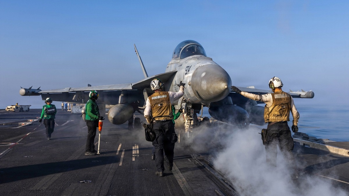 USS अब्राहम लिंकन से उड़ान भरने की तैयारी करता हुआ EA-18G ग्रोवलर. (Photo: Reuters)