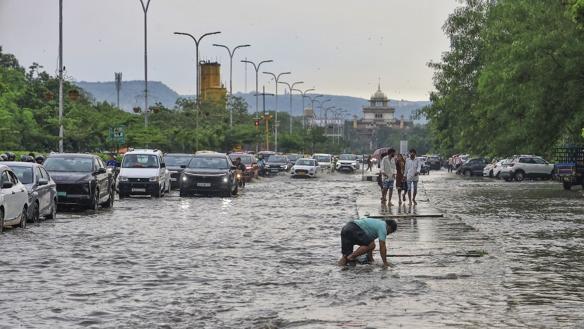 जयपुर में JLN मार्ग पर बारिश के दौरान भरा पानी.(Photo:PTI)