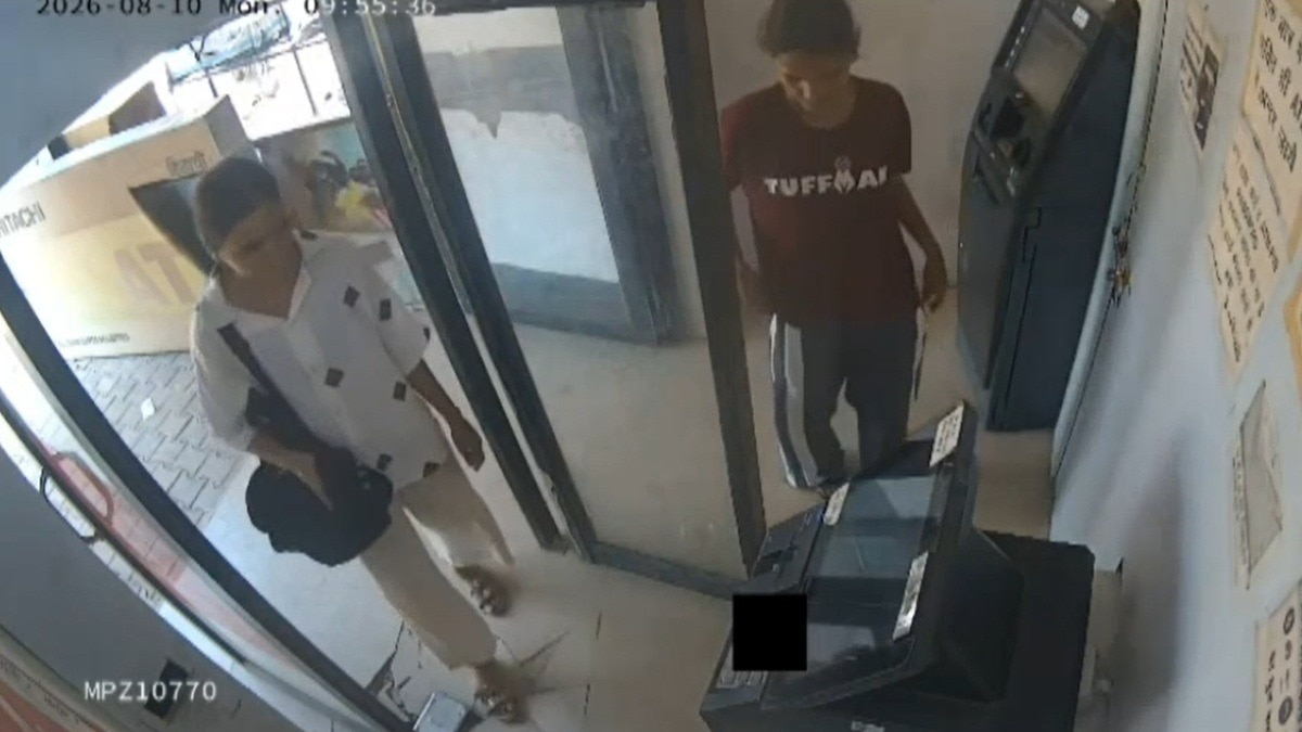 युवतियों ने की ATM मशीन से छेड़छाड़ की कोशिश. (Photo: Screengrab)  