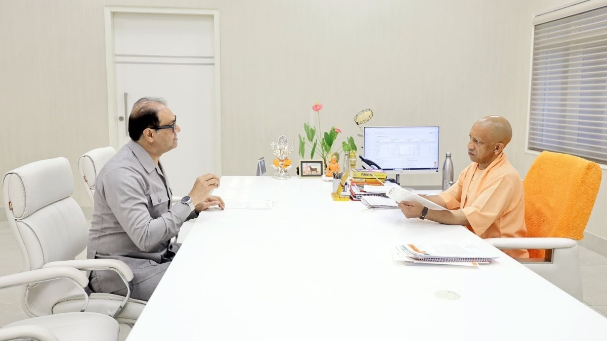 मुख्यमंत्री योगी आदित्यनाथ से मुलाकात करते मोहसिन रजा. (Photo: ITG)