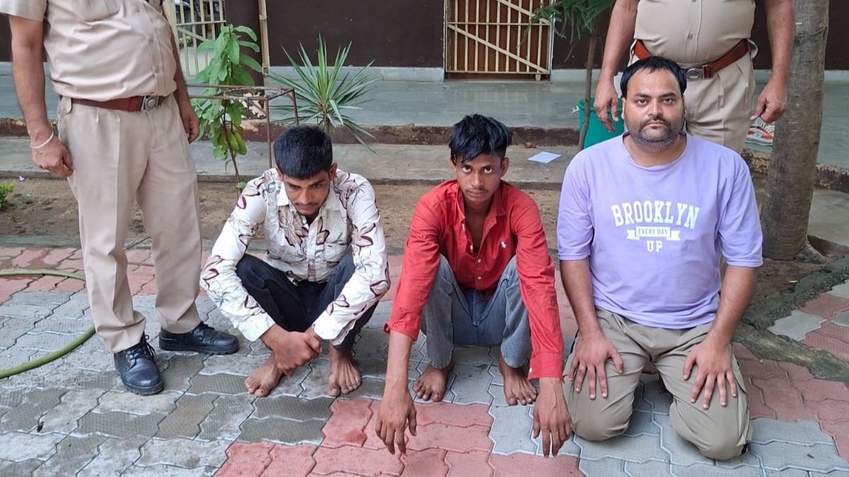 पुलिस ने 2 चोरों समेत 3 को दबोचा.(Photo: Vishal Sharma/ITG)