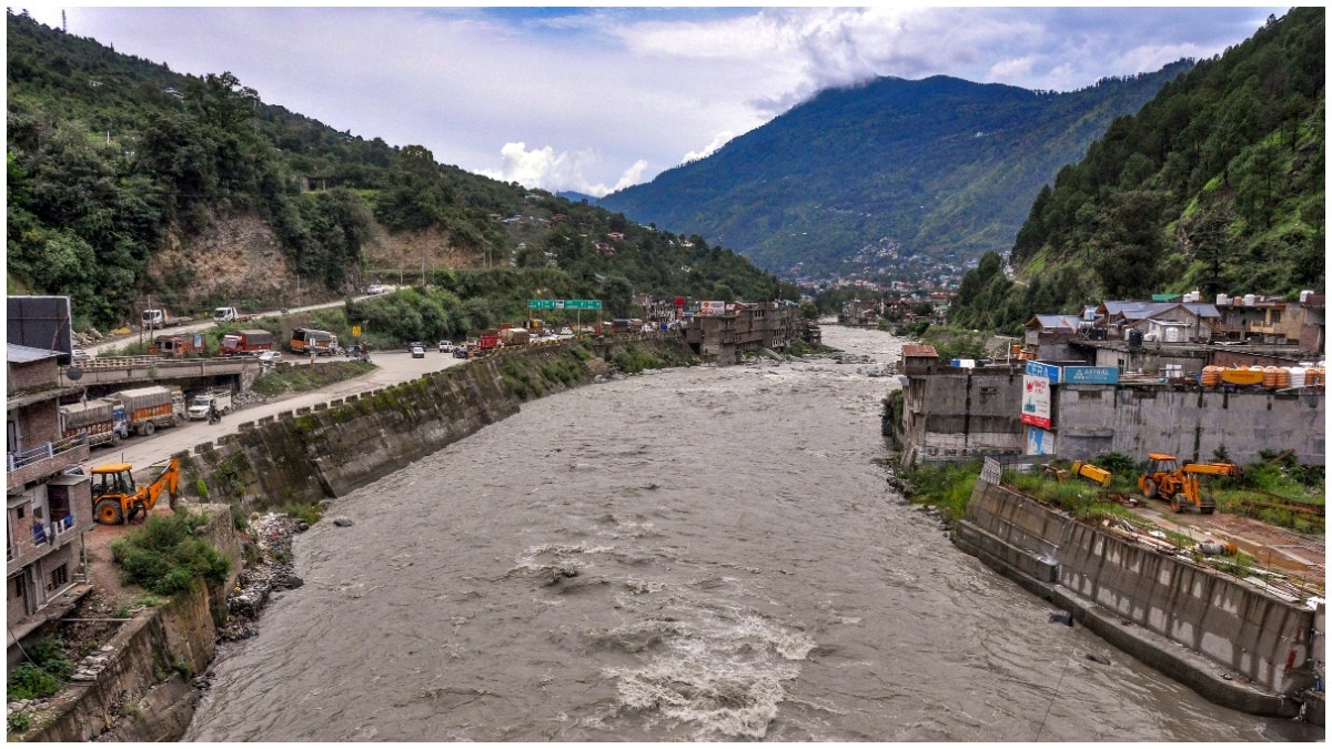 हिमाचल प्रदेश के कुल्लू में लगातार मॉनसून की बारिश के कारण उफनती ब्यास नदी. (Photo: PTI)
