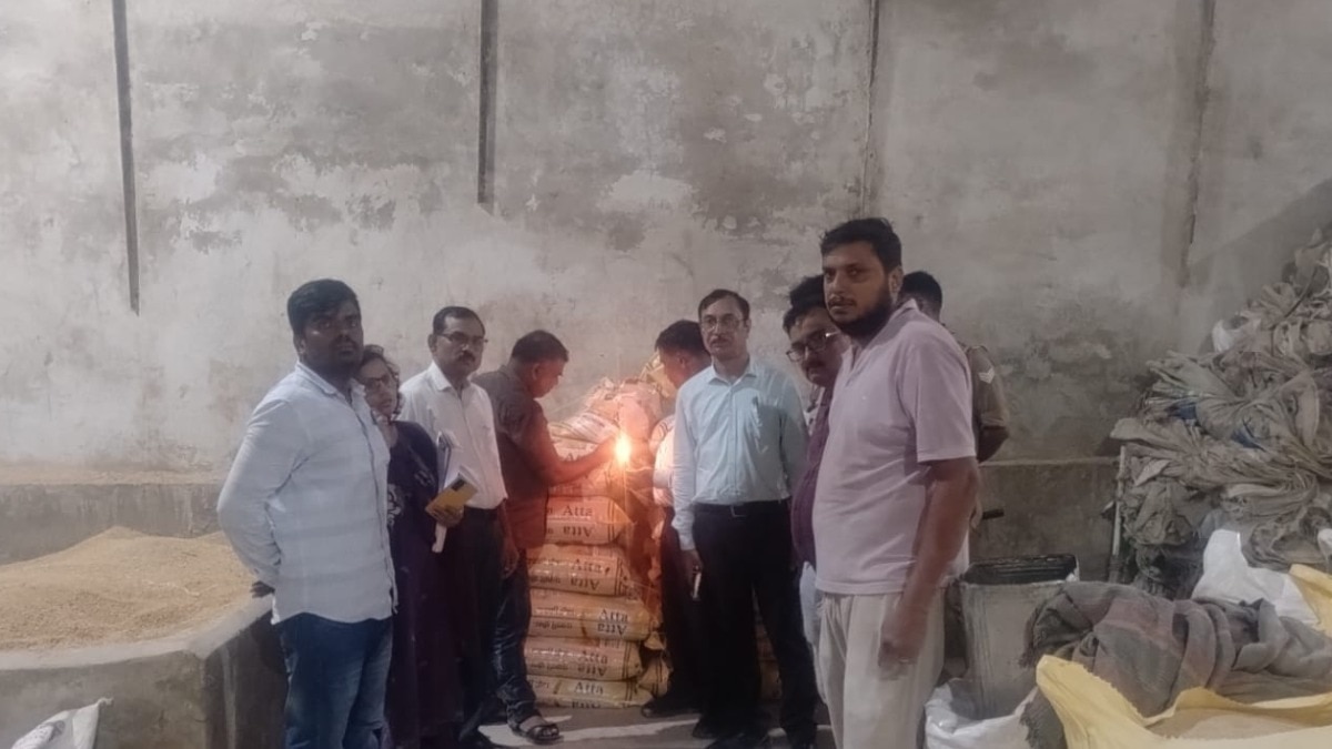 मिलावटी आटे को सील करती टीम (Photo ITG)