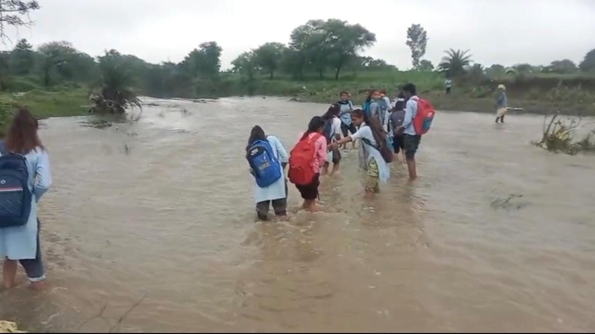 पीपली सरद और तेलनी के बीच बहने वाली नदी में हल्की बारिश होते ही तेज उफान आ जाता है. (Photo: ITG)