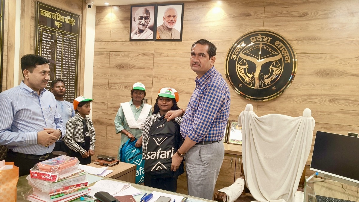 चारों भाई-बहनों को मथुरा DM ने ऑफिस में बुलाकर कॉपी किताबें और बैग दिया (Photo ITG)