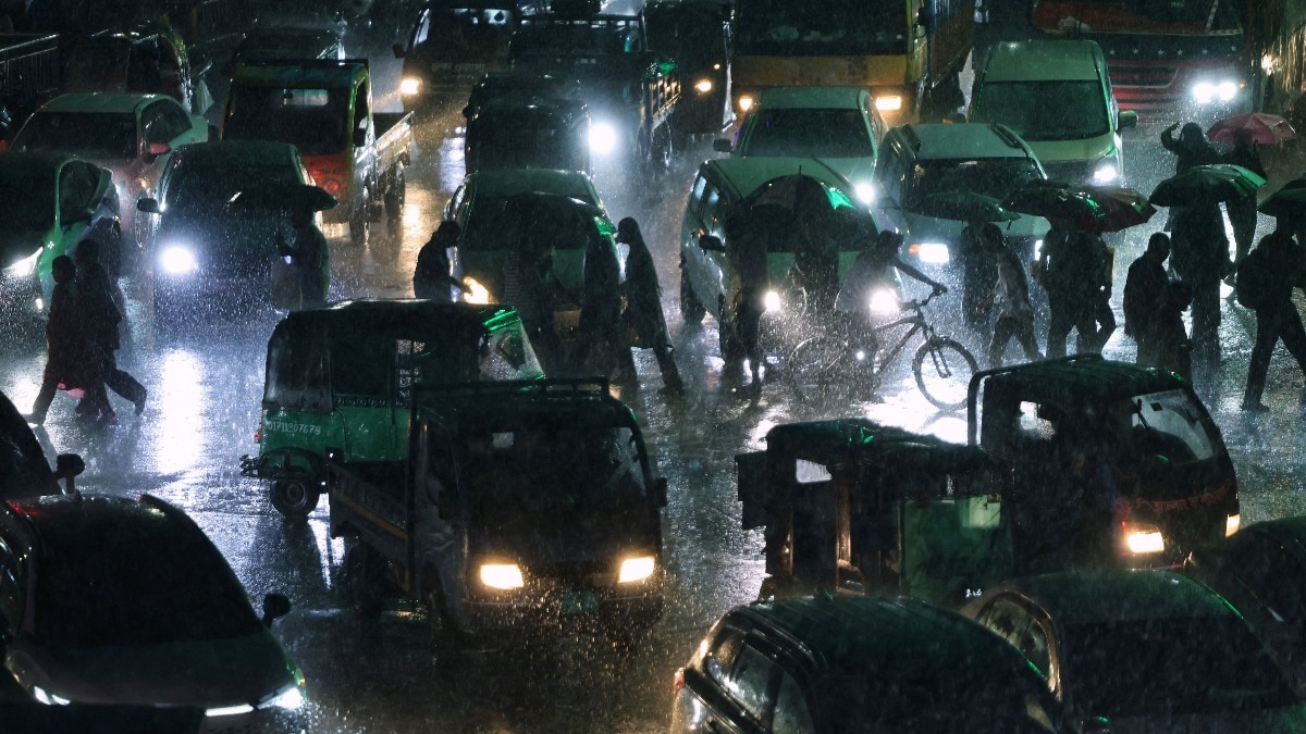 राजधानी ढाका में बारिश और पावर कट की तस्वीर.  (Photo: Reuters)